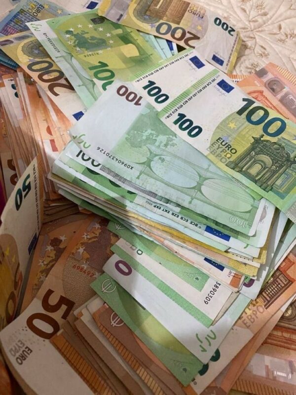 Banknote security features